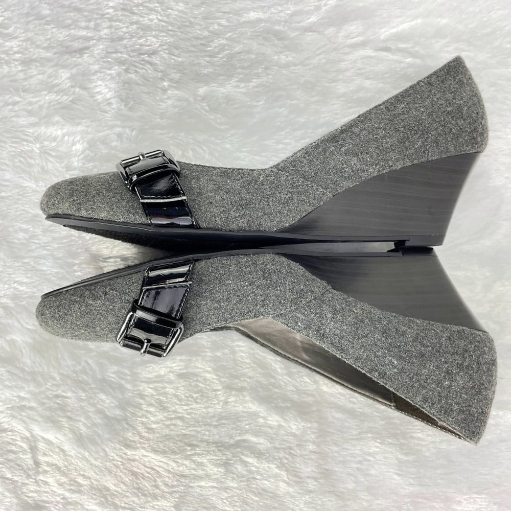 NEW! CL by LAUNDRY gray fabric wedge w/ black patent accent on toe cap SZ 10 - Picture 10 of 12